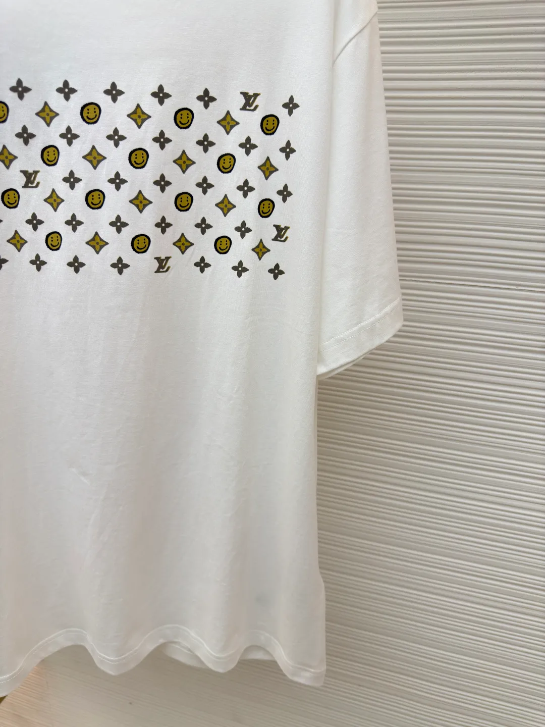 LOUIS VUITTON Smiley short-sleeved T-shirt ●Authentic product: purchased and developed by 8109 ●Item number: 1680133-A10 ●Fabric: pure cotton fabric ●Technology: printing production ●Version: fitted version ●Weight: about 230 grams ●Size: XS-S-L-XL ●Description: Customized 280g pure cotton double yarn stiff fabric. The cloth surface is clean. The texture is clear. The hand feels very delicate and solid. More strong. Comfortable and breathable, not easy to deform and wrinkle. 1×1 Solona thread. Fabric threads are dyed in the same vat with no color difference. Not easy to deform. Full set of customized trademarks, hangtags, wash marks. The highest version on the market, Os dropped shoulders and loose version. The latest synchronization for spring and summer. Fashionable personality. Same style for men and women. Super versatile. The overall wiring is straight and delicate, the fabric is comfortable and soft, and the color is consistent without color difference. It can be matched with the same style to create a fashionable look and control various occasions. Customized accessories, complete with three standards, same style for men and women!
